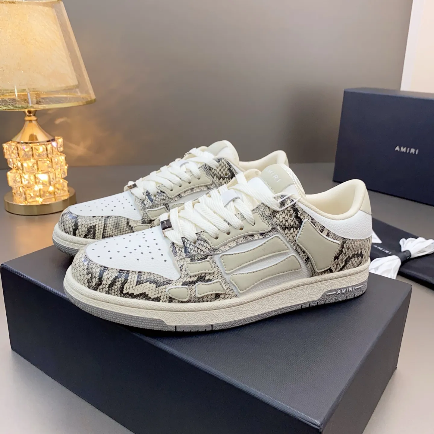 p580🐮🐮AMIRI Couple Style👑 The latest The Pacific Series Couple Style💀🦴Bone Stars Casual Sports Shoes Skateboard Shoes✔️ AMIRI's Pacific shoes are a sneaker that combines luxury and street style. Many celebrities and Internet celebrities have the same style. Its design and workmanship are very exquisite. Made of high-grade cow leather, soft to the touch and highly durable. 💎Fabrics: Original custom imported first-layer cowhide 💎Inner lining: Original customized breathable mesh 💎Foot: Original injection molded one-piece, comfortable, wear-resistant and not tiring for feet 💎Outsole: Original 1:1 molded three-color sole Original outsole 💎Sole thickness: 3CM 💎Size: Female 35-40 Male 39-46 💎Price; Top version 👑Special remarks Remark: (Female size 34 40 . Men's sizes 38 45 46 are customized and cannot be returned or exchanged. Please note when ordering! Thank you🤝🤝